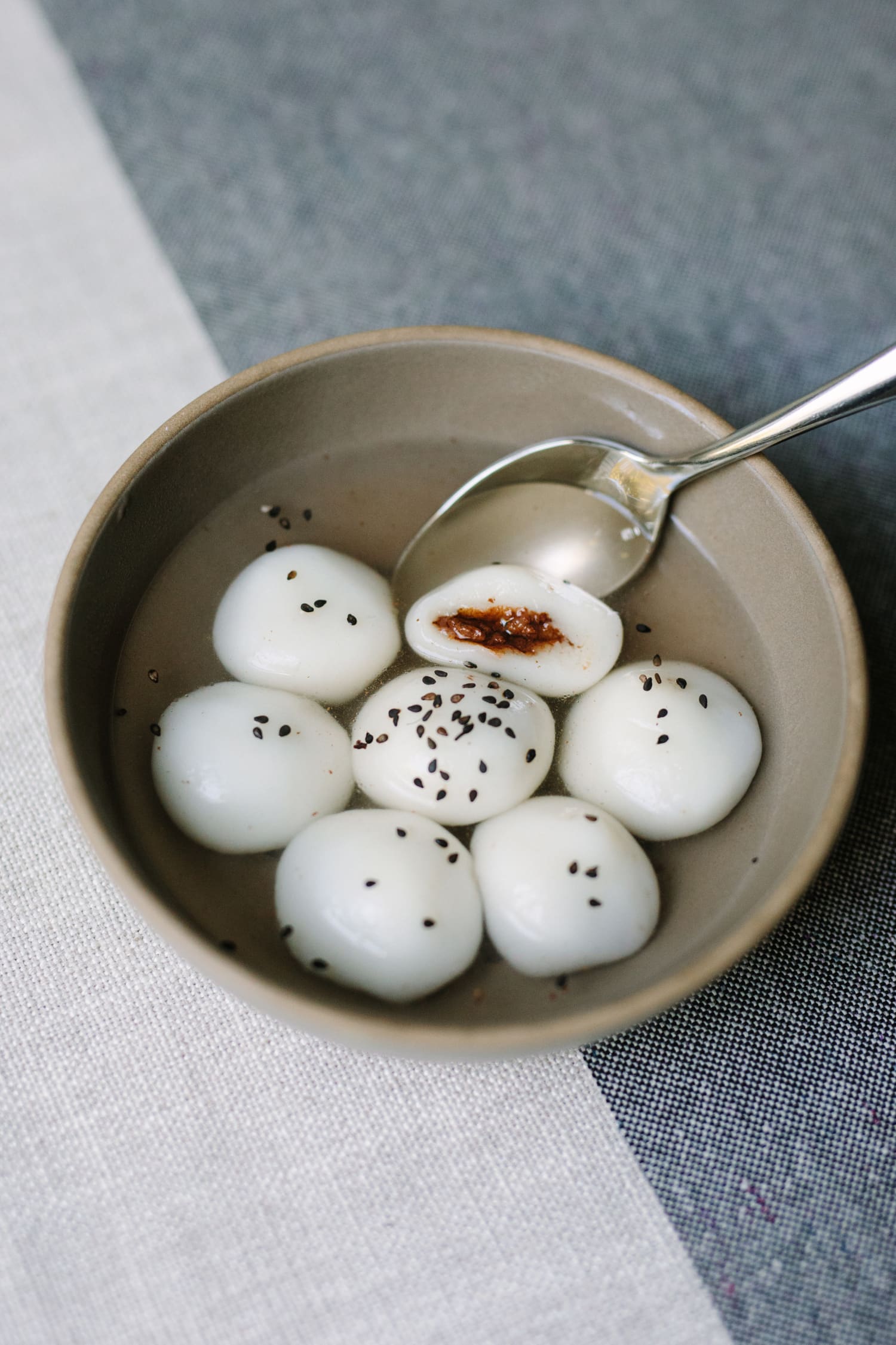 Sweet Sticky Rice Balls in Soup (Yin-Yang Tong Yuan)