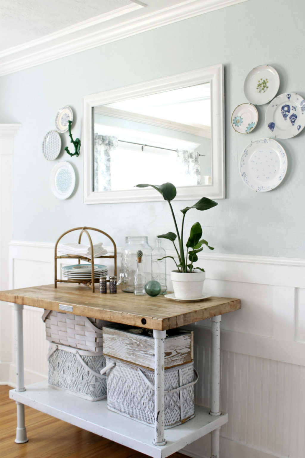 The Everyday Kitchen Item You Should Hang on Your Wall ...