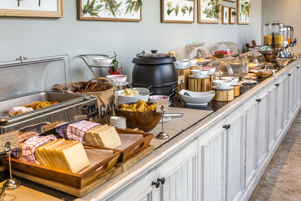 7 Ways to Eat Better at a Hotel Breakfast Buffet | Kitchn
