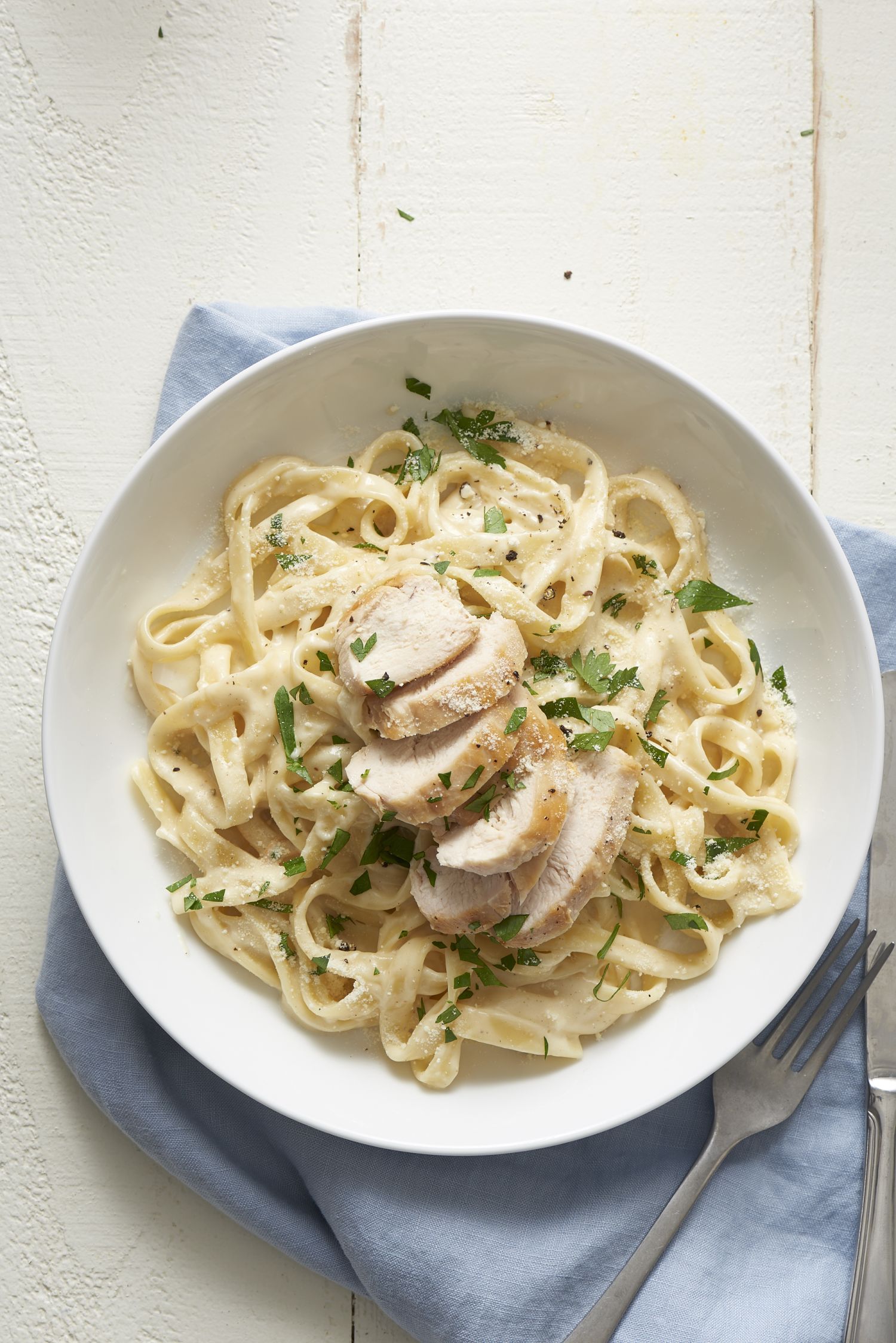 How To Make Classic Chicken Alfredo Pasta: The Easiest ...