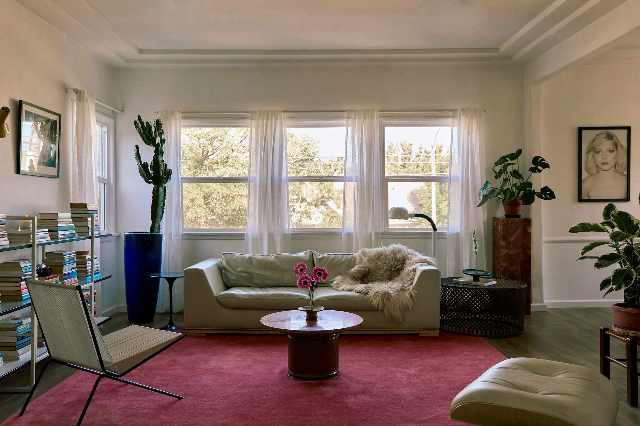 An Iconic Vintage Couch Completes This LA Rentals Luxe Look