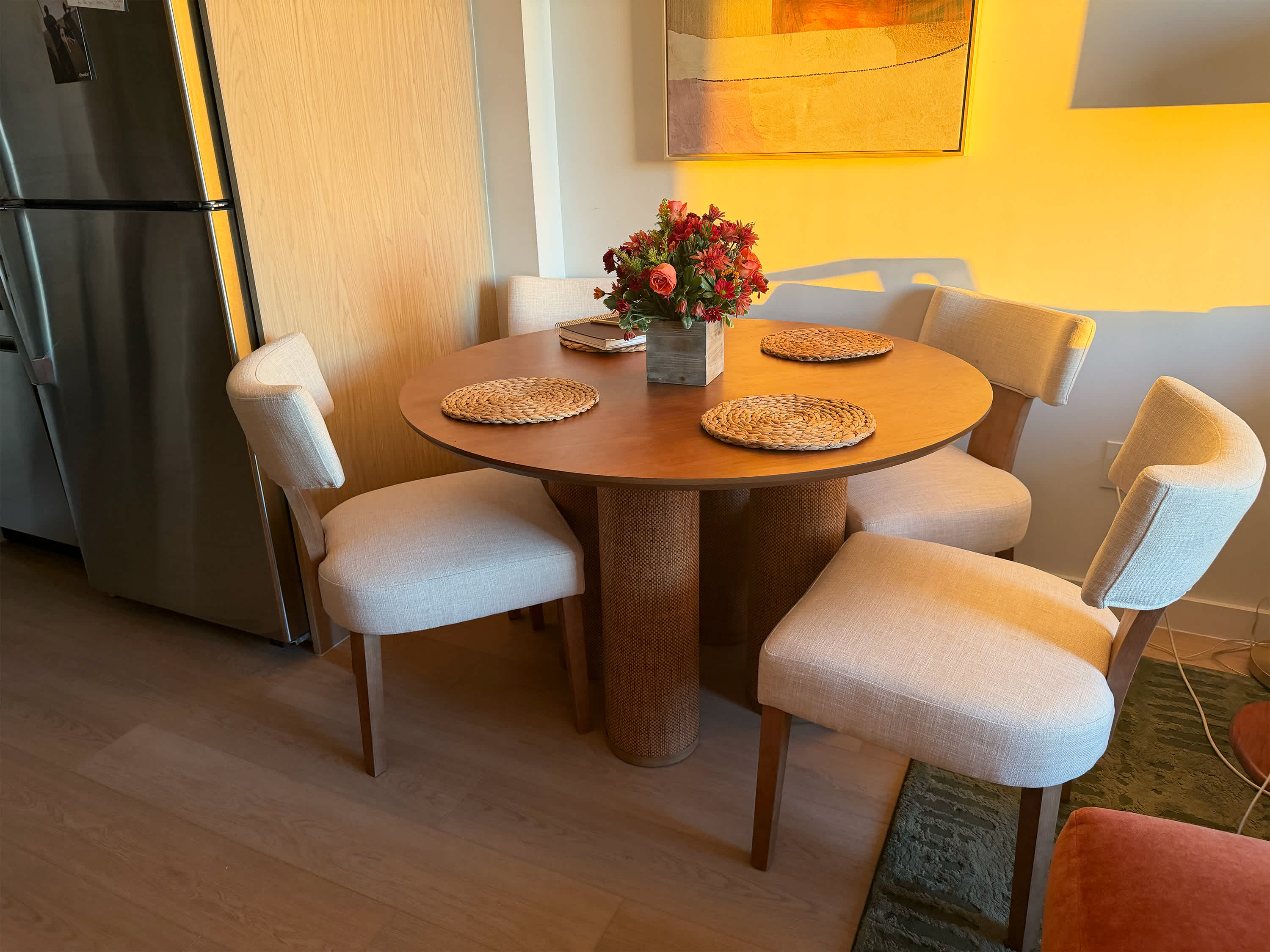 The Small-Space Round Dining Set That Ma