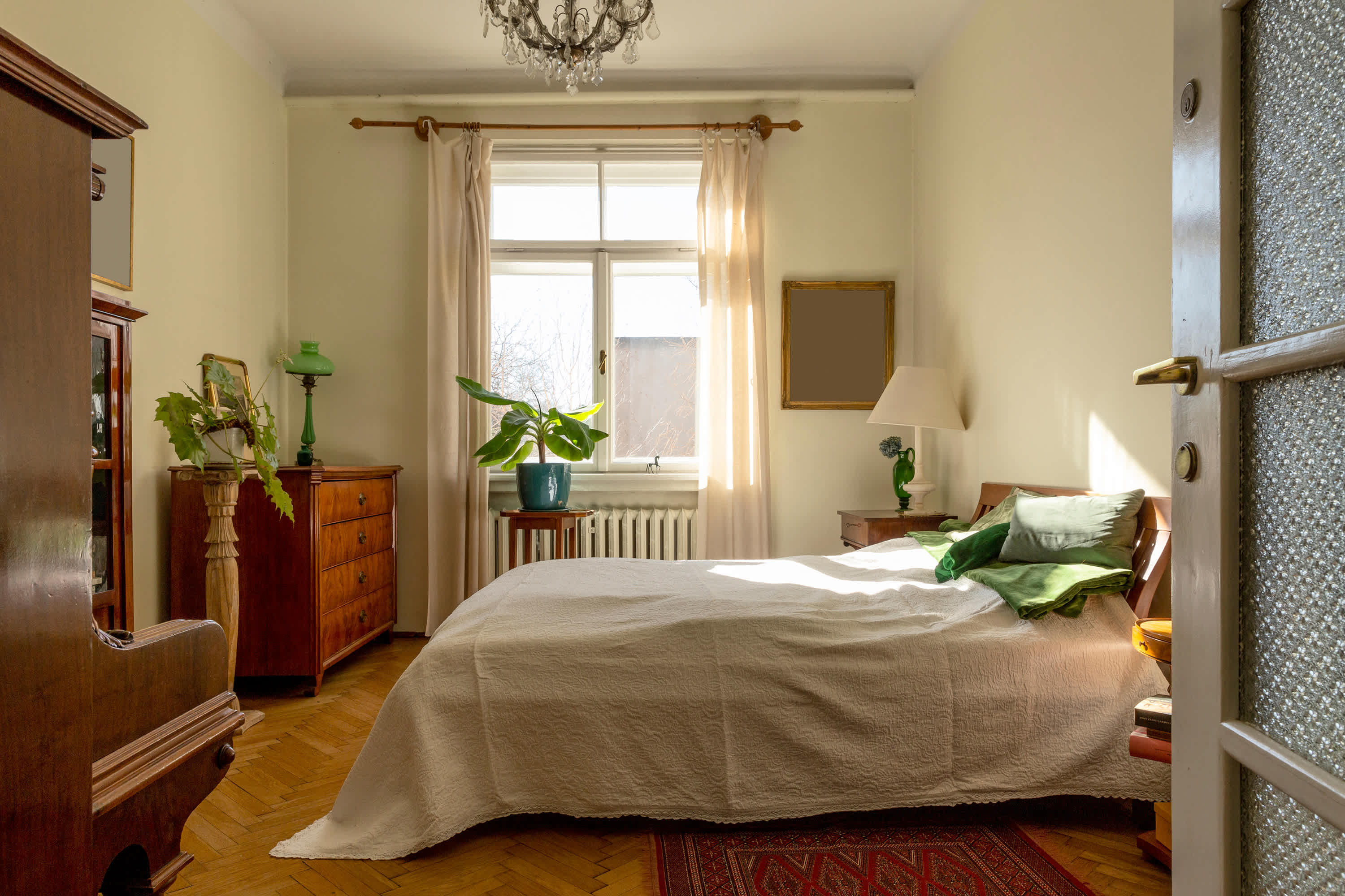 Move Over, Mid-Century - Designers Are Loving This Furniture Style Now