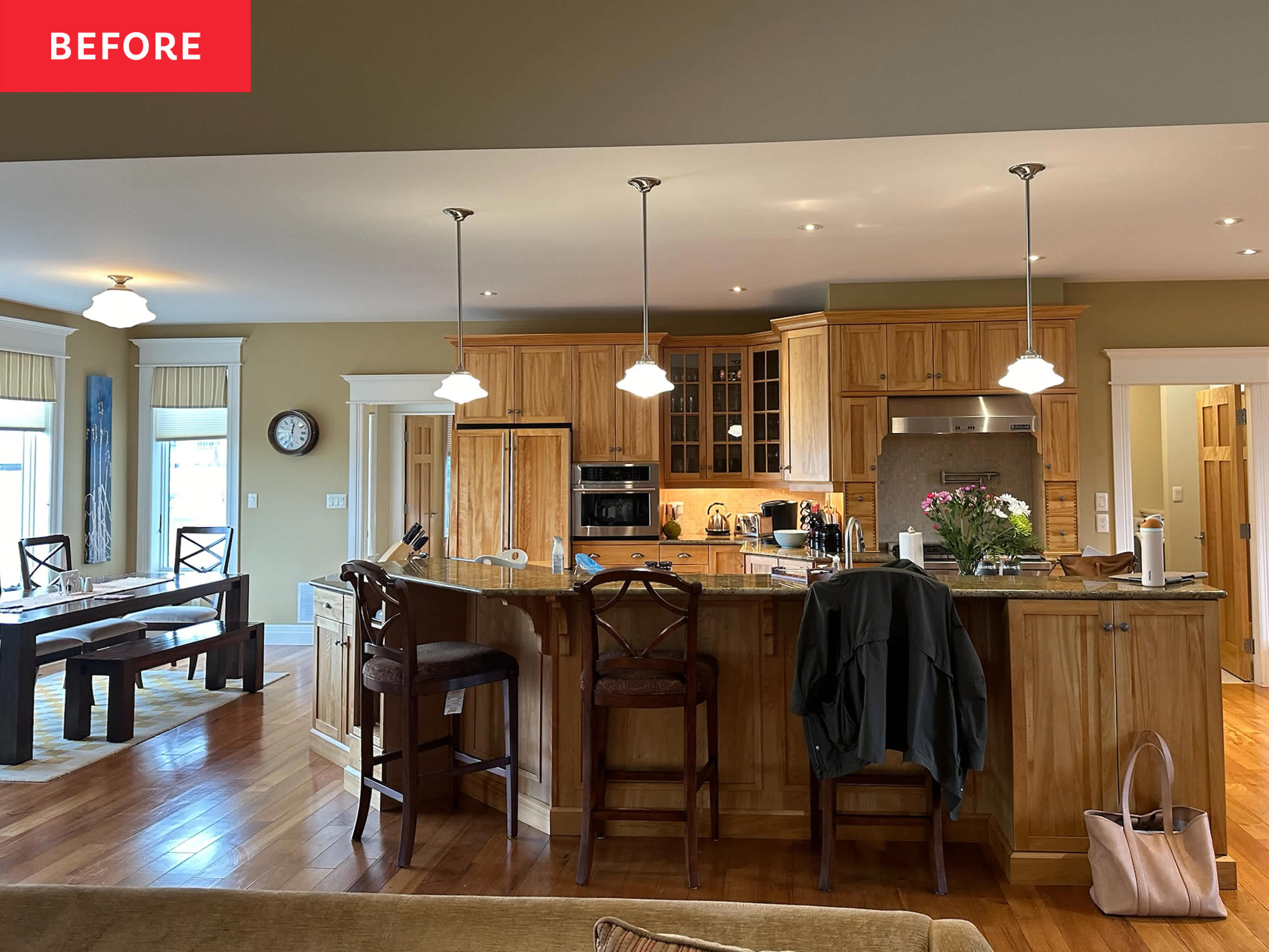 “Ralph Lauren Meets Martha Stewart”: This Kitchen Got an English-Inspired Modern Facelift