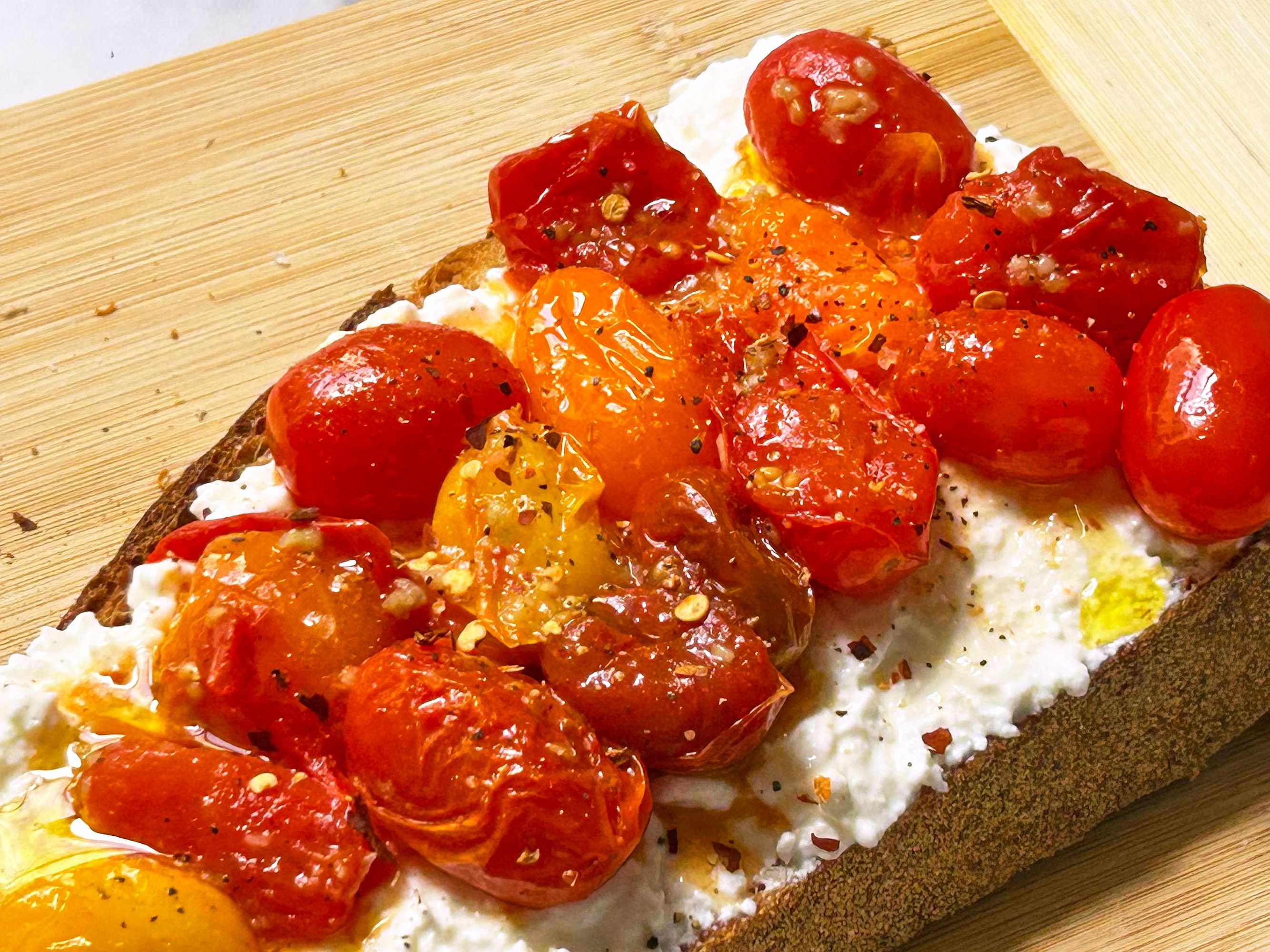 Creamy Tomato and Cottage Cheese Toast