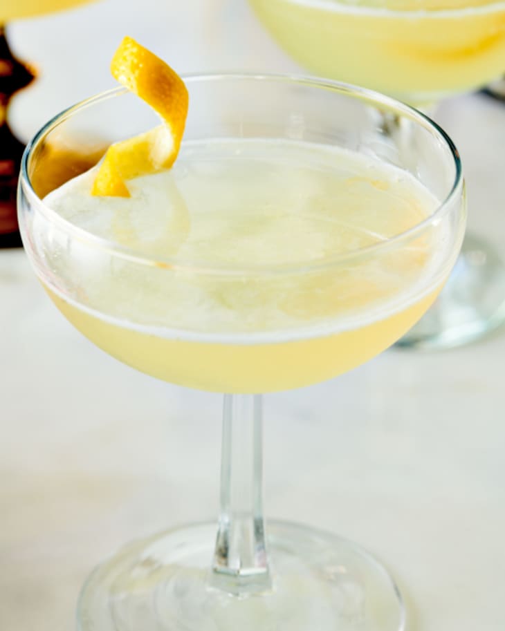 How to Make a Bee's Knees Cocktail