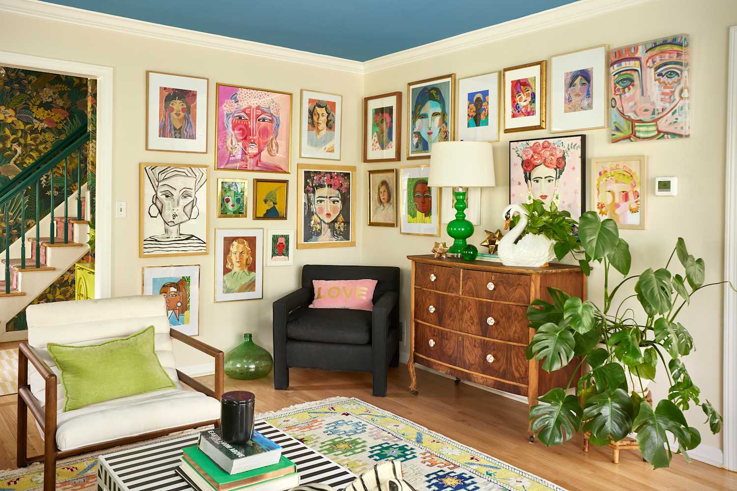 https://cdn.apartmenttherapy.info/image/upload/f_auto%2Cq_auto%3Aeco%2Cc_fill%2Cg_auto%2Cw_1500%2Car_3%3A2/at%2Fhouse%20tours%2F2023-House-Tours%2F2023-May%2Fcharlotte-s%2Ftours-fairfield-charlotte-s-111