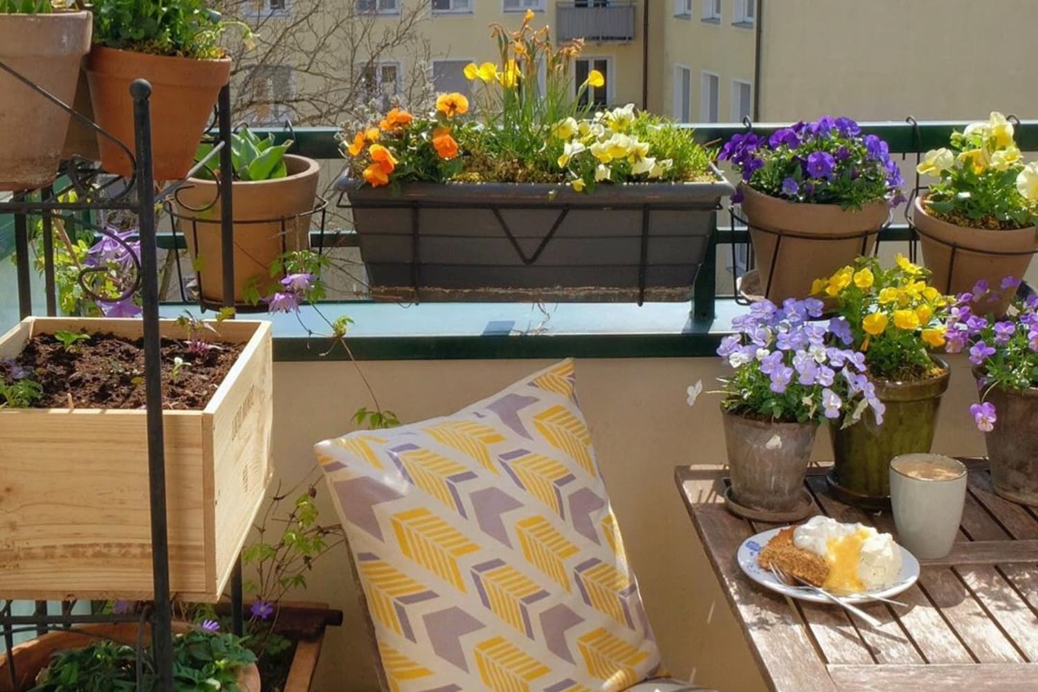 10 Balcony Garden Ideas How To Grow Plants On A Small Balcony Apartment Therapy