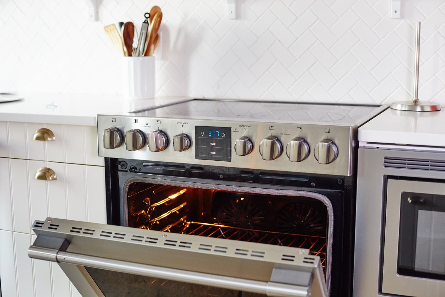 Oven full? Put a baking sheet on the stove top and turn it on. : r/lifehacks