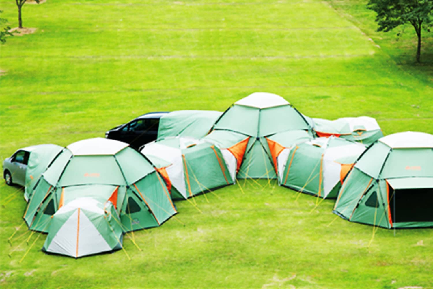 Natuur handel Namens This Huge Tent Compound Can Sleep Up to 16 | Apartment Therapy
