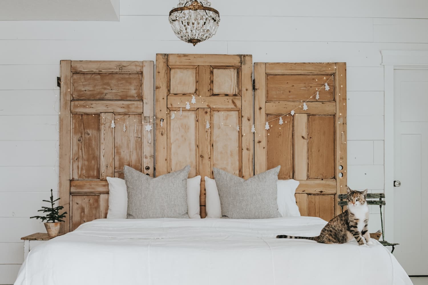 18 Dreamy DIY Headboards (From Farmhouse to Minimalist Style)