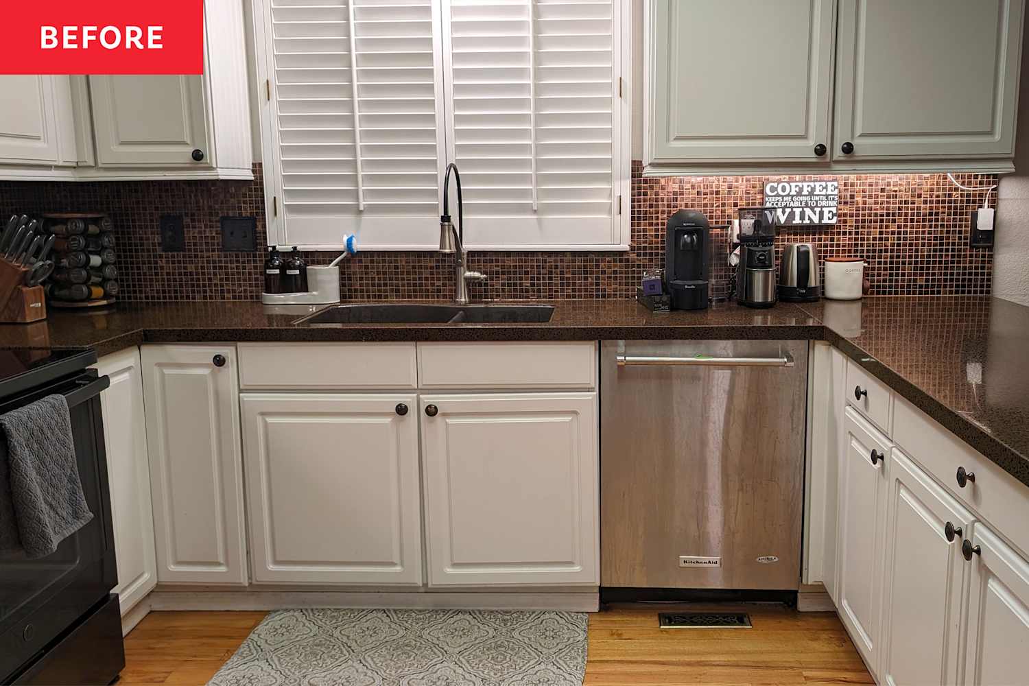 Before & After: This Kitchen's Under-$500 Makeover Ditches Dark Brown & Adds a Little Cheer
