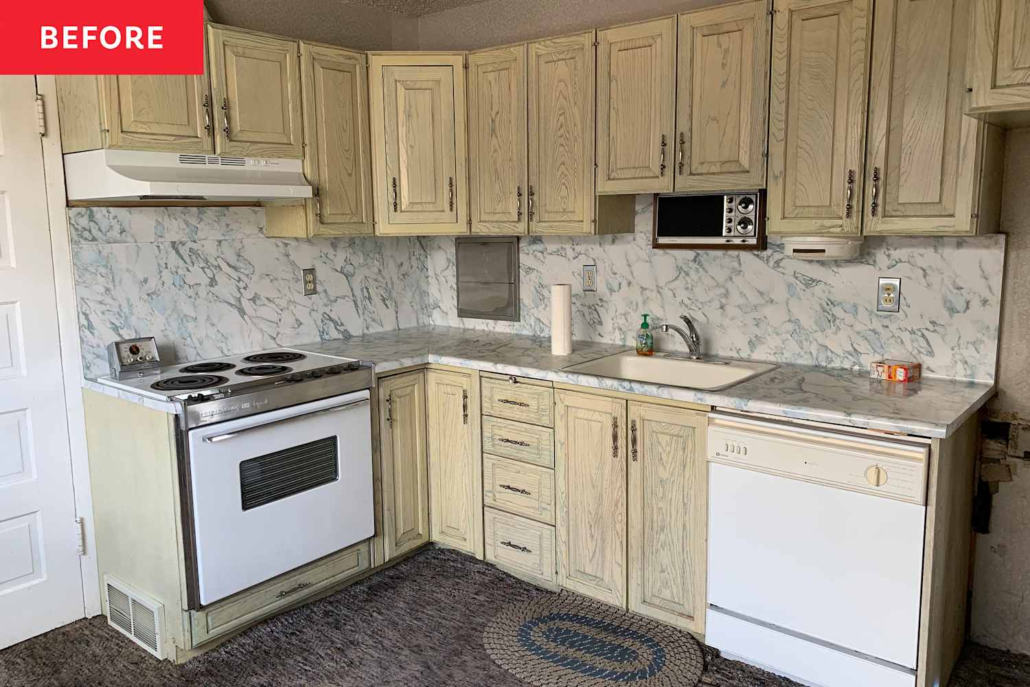 A Kitchen Had 60-Year-Old Carpet Until a Traditional Redo