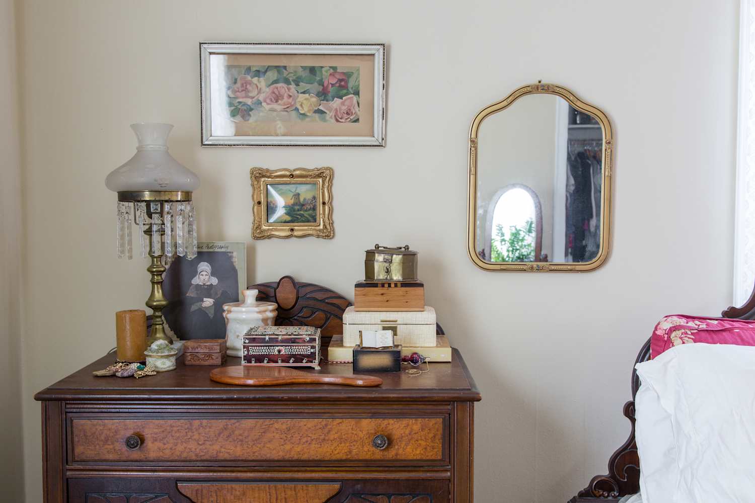 Designers Rely on These 5 Vintage Finds for Cozy Bedrooms (All Grandma Approved!)