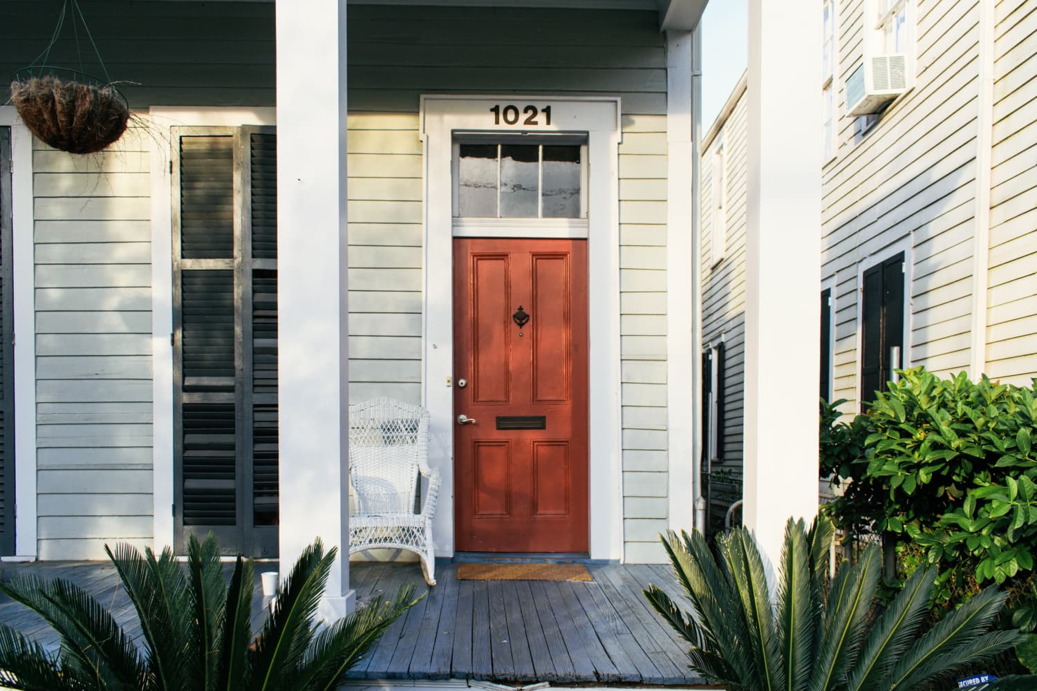 This Designer-Approved Vintage Trend Is Taking Over Front Yards (And Backyards)