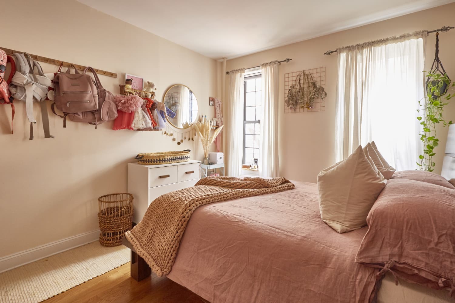 10 Small Bedroom Layout Ideas That Maximize Space \u0026 Comfort | Apartment  Therapy, image size:1500x1000