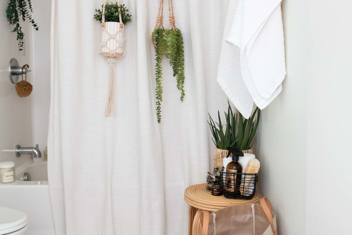This Toilet Brush-Plunger Combo Is the Ultimate Space-Saving Solution for Tiny Bathrooms (It Has More Than 32,000 Five-Star Amazon Ratings!)