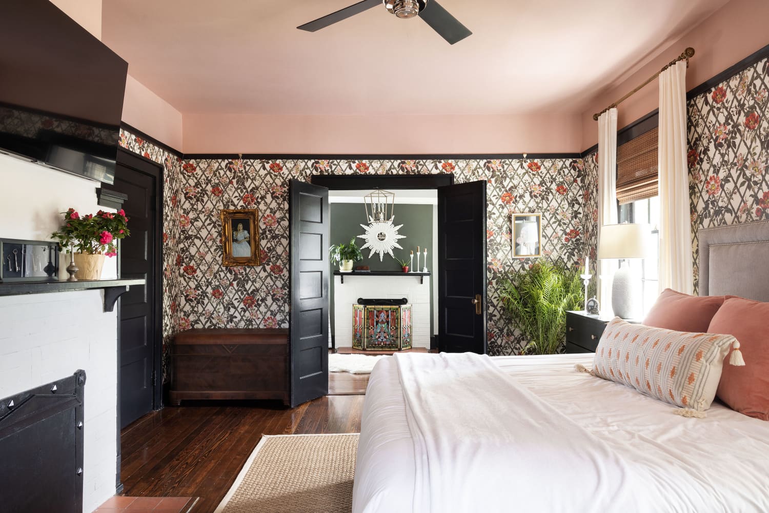 This Wallpaper Changes with the Seasons (You Have to See It!)