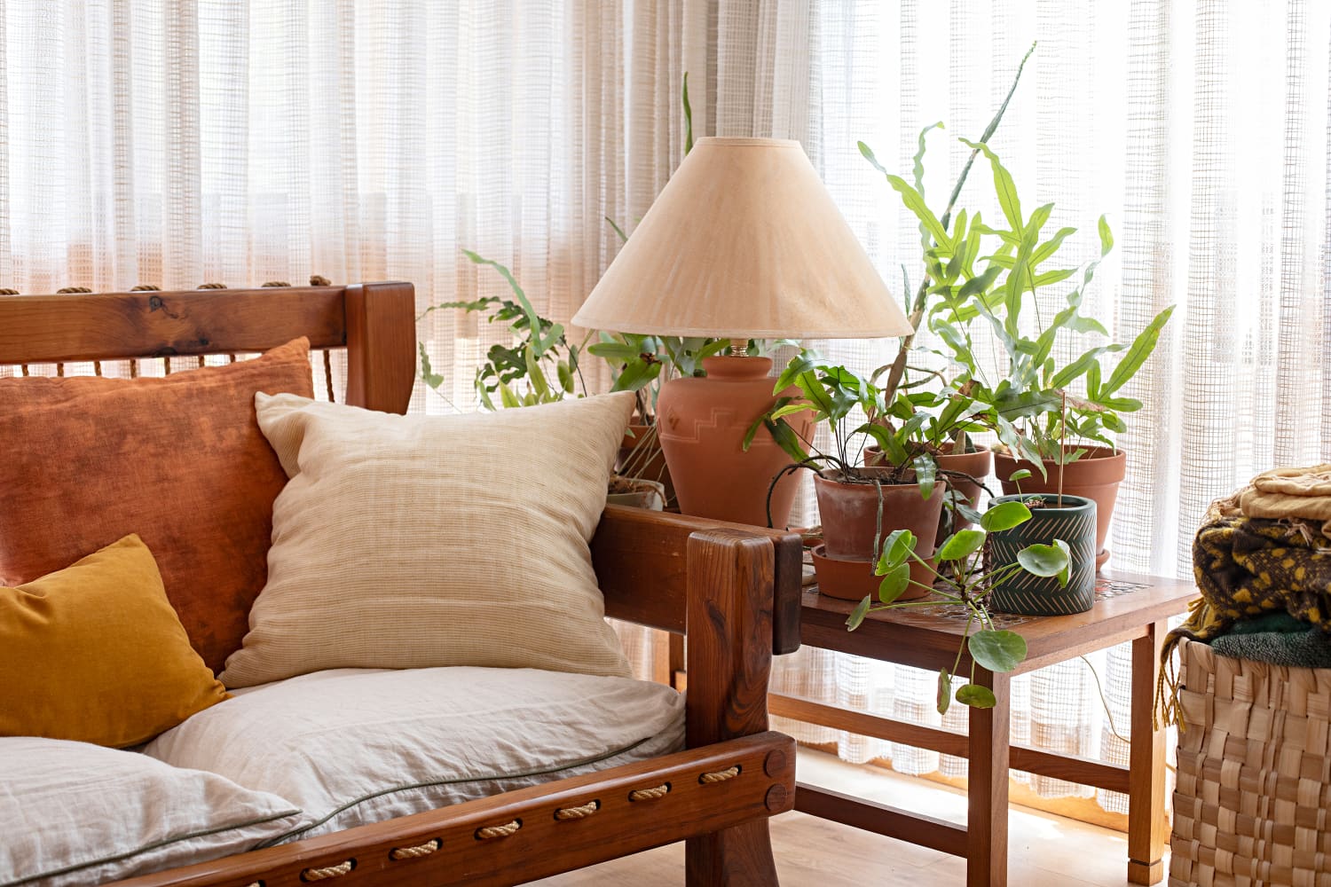 This $40 Table Lamp Looks Way More Expensive than It Is (I'm Getting Both Colors)