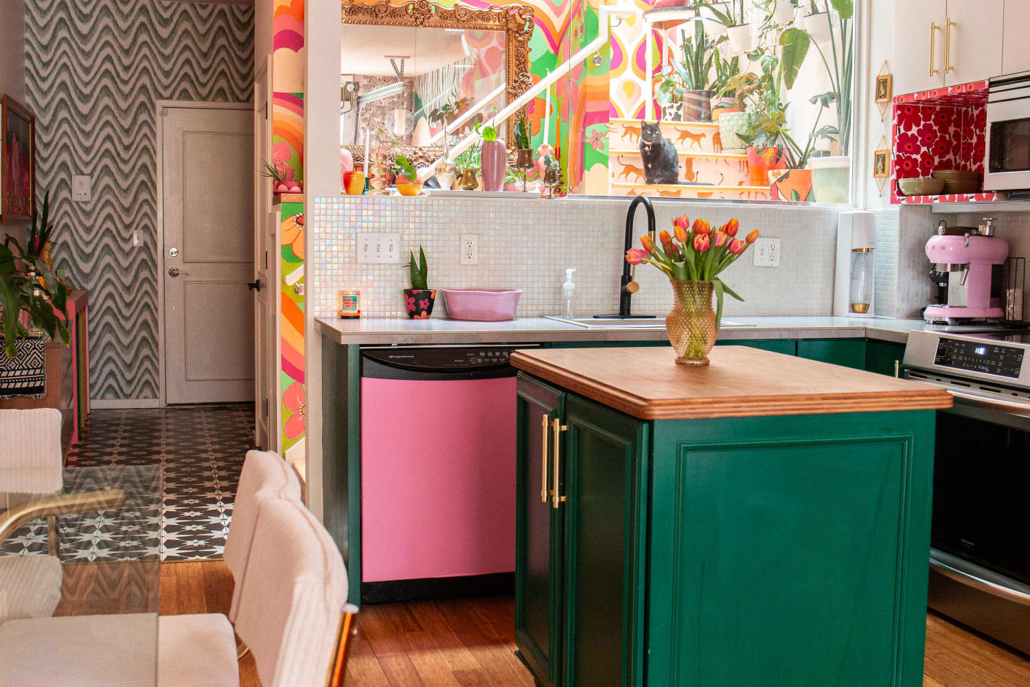 The “Incredibly Gorgeous”  Vase That Doubles as Kitchen Decor