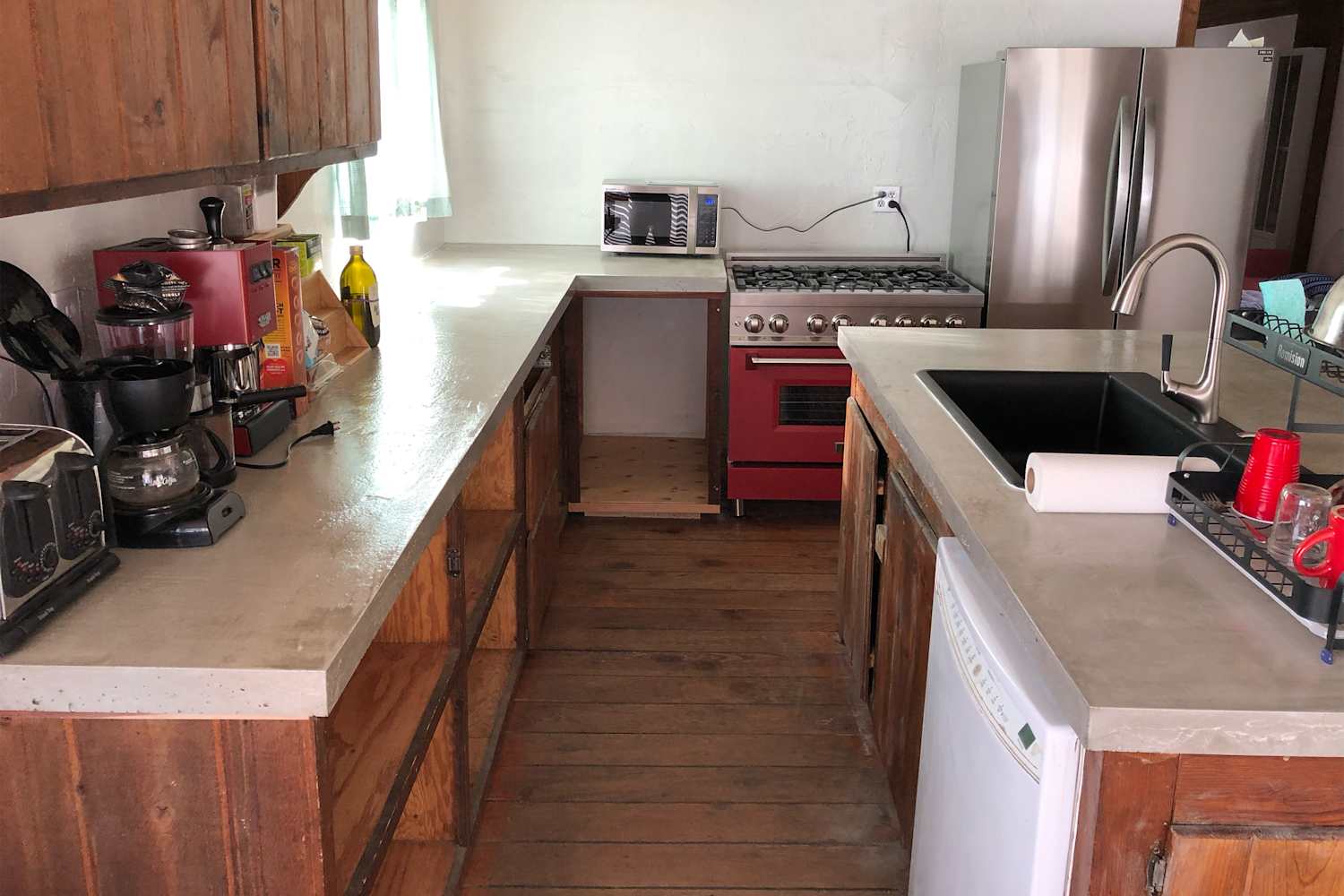 Before and After: The Most Stunning Green Cabinets Gave a Dated Kitchen a Mid-Century Makeover