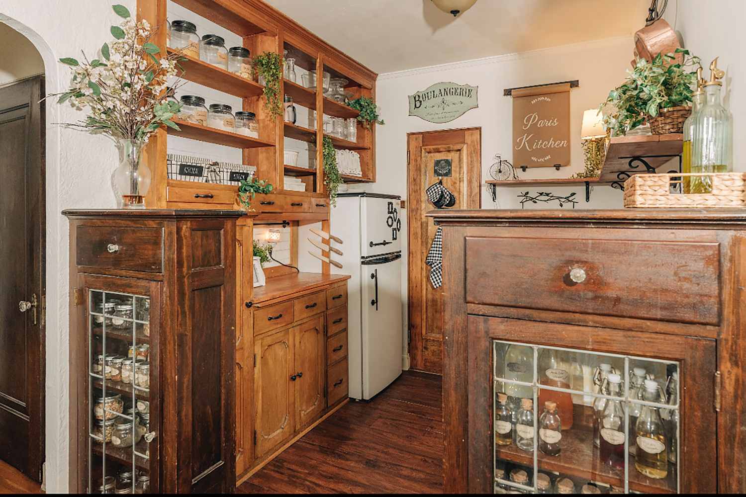 A Rare Frankfurt Kitchen and 100-Year-Old Woodwork Shine in This Rental Apartment