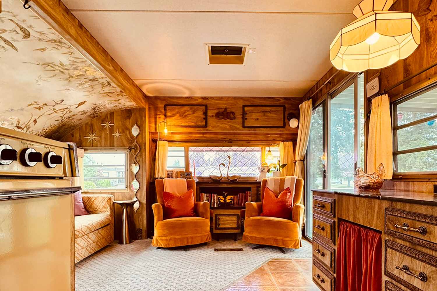 Embracing 70s Charm: A 280-Square-Foot RV Makeover