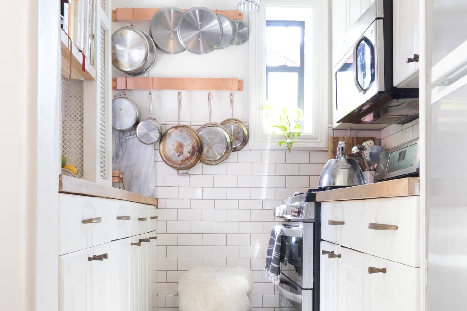 40 Best Small Kitchen Design Ideas Decorating Tiny Apartment Kitchen Pictures Apartment Therapy Purchasing a new set of kitchen cabinet is a fabulous idea but it can be very expensive. 40 best small kitchen design ideas