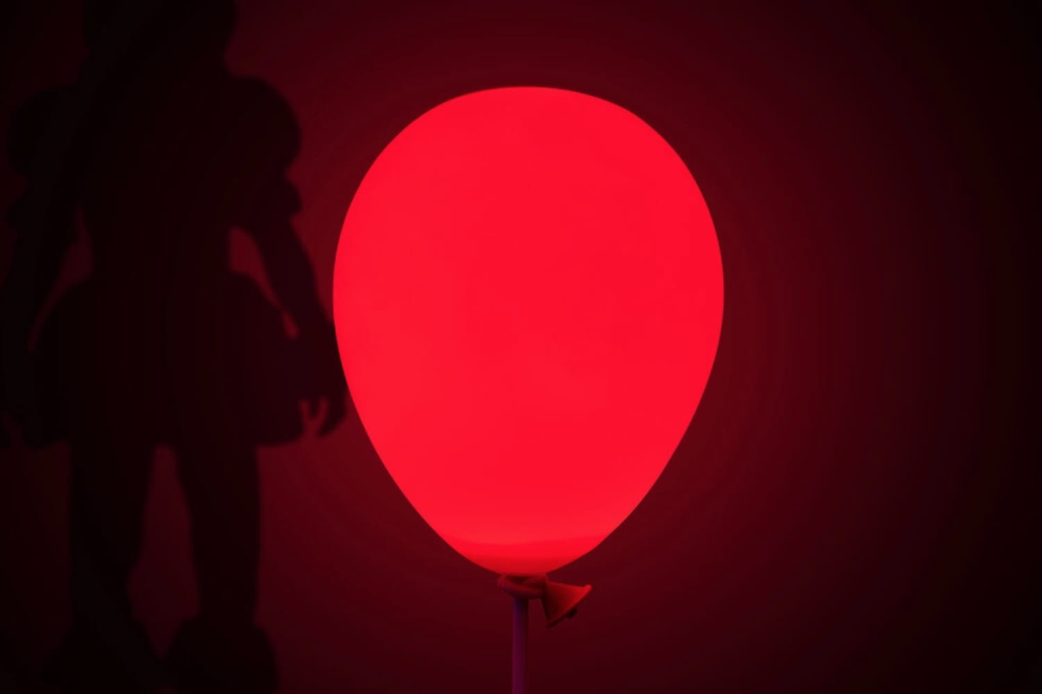 Vrijgevig Verbazingwekkend jacht This Pennywise Red Balloon Lamp Will Terrify Your Guests | Apartment Therapy