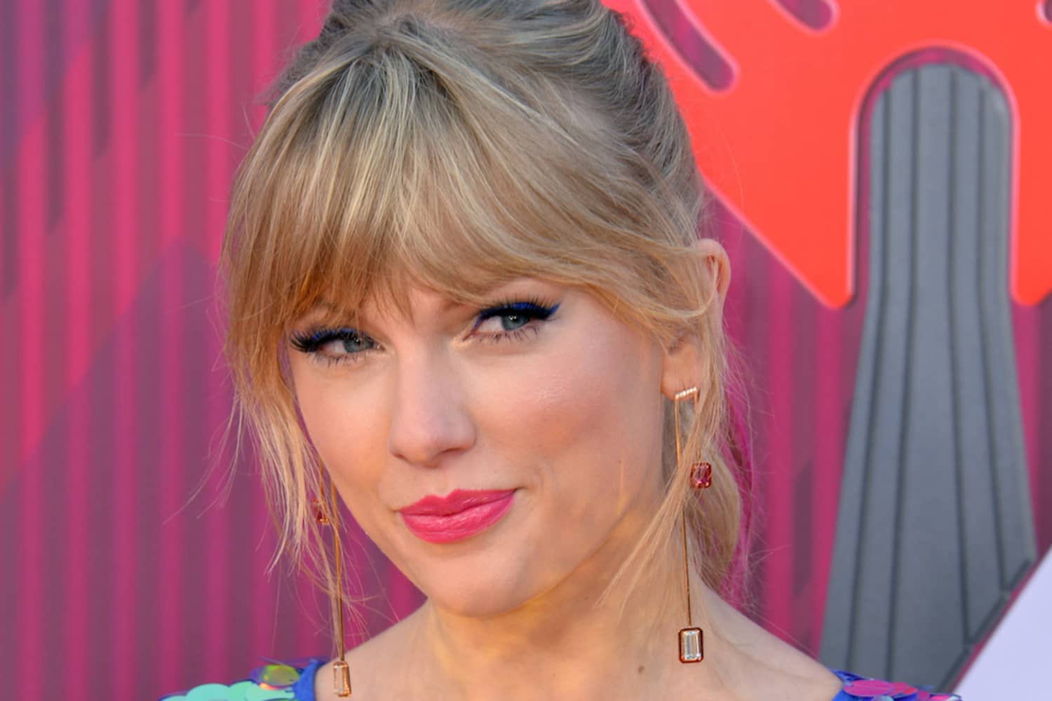 Taylor Swift в розовом. Taylor Swift smiling. Swifties. Тейлор свифт blank