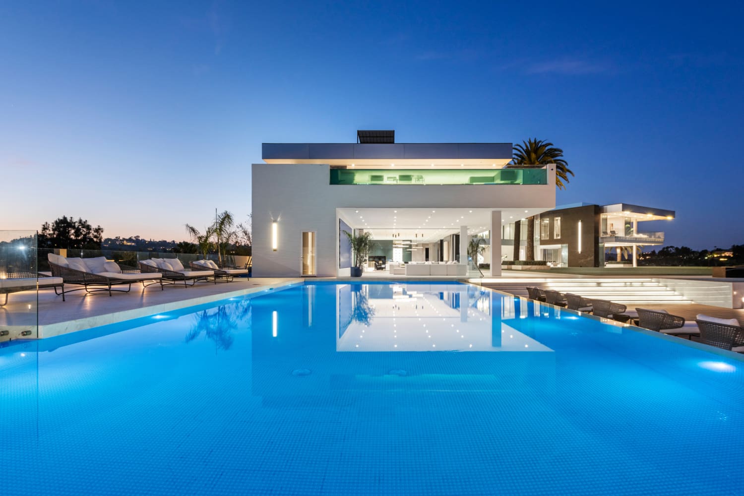154A△ The Blue Mansion 108P Opulent La Jolla oceanside mansion goes for sale for a