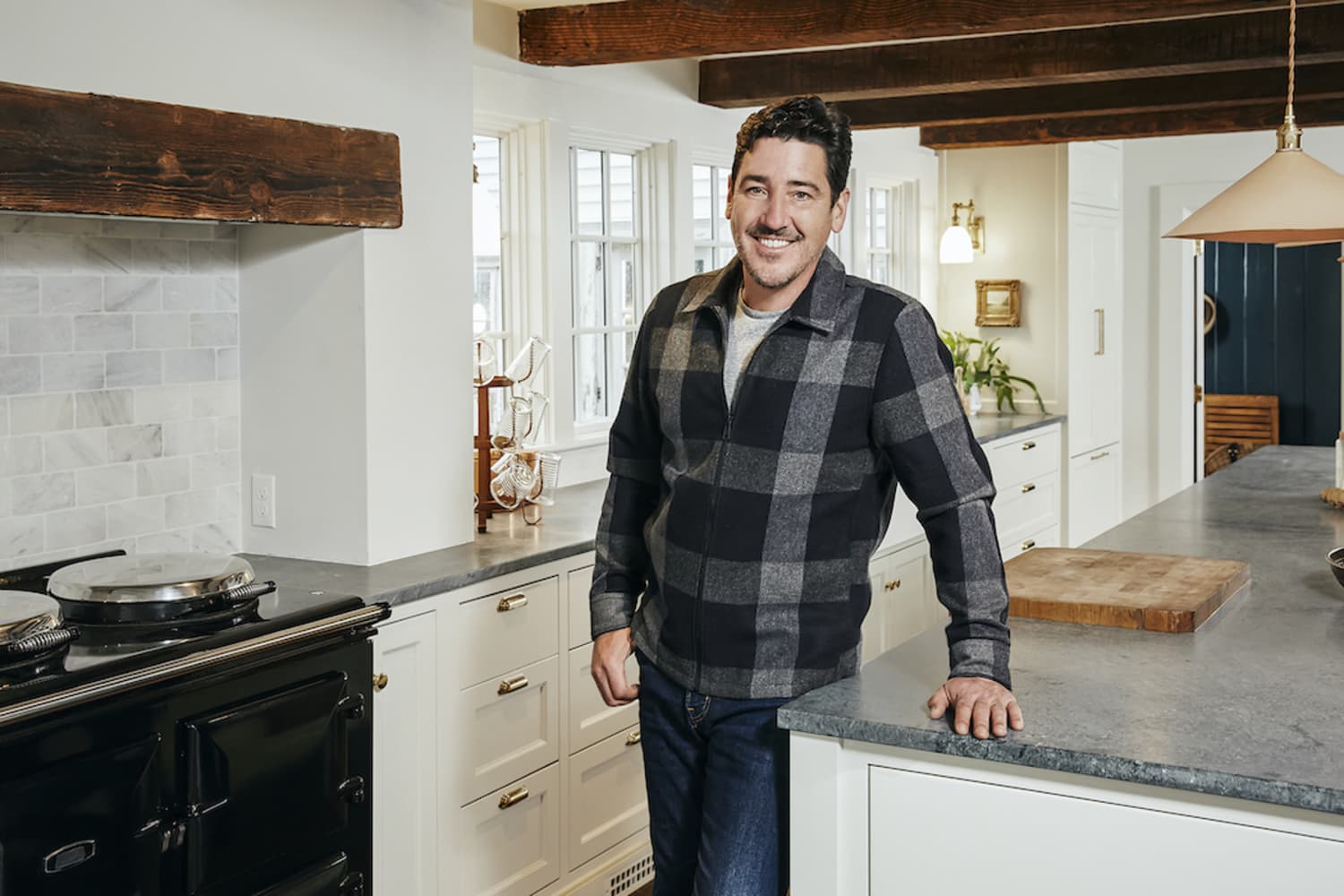 Jonathan Knight Teams With HGTV For “Farmhouse Fixer”