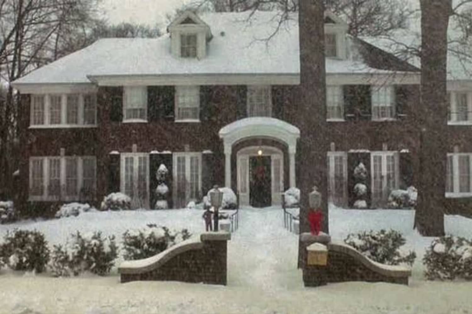 This “Home Alone” Gingerbread House Took 300 Hours to Make Apartment