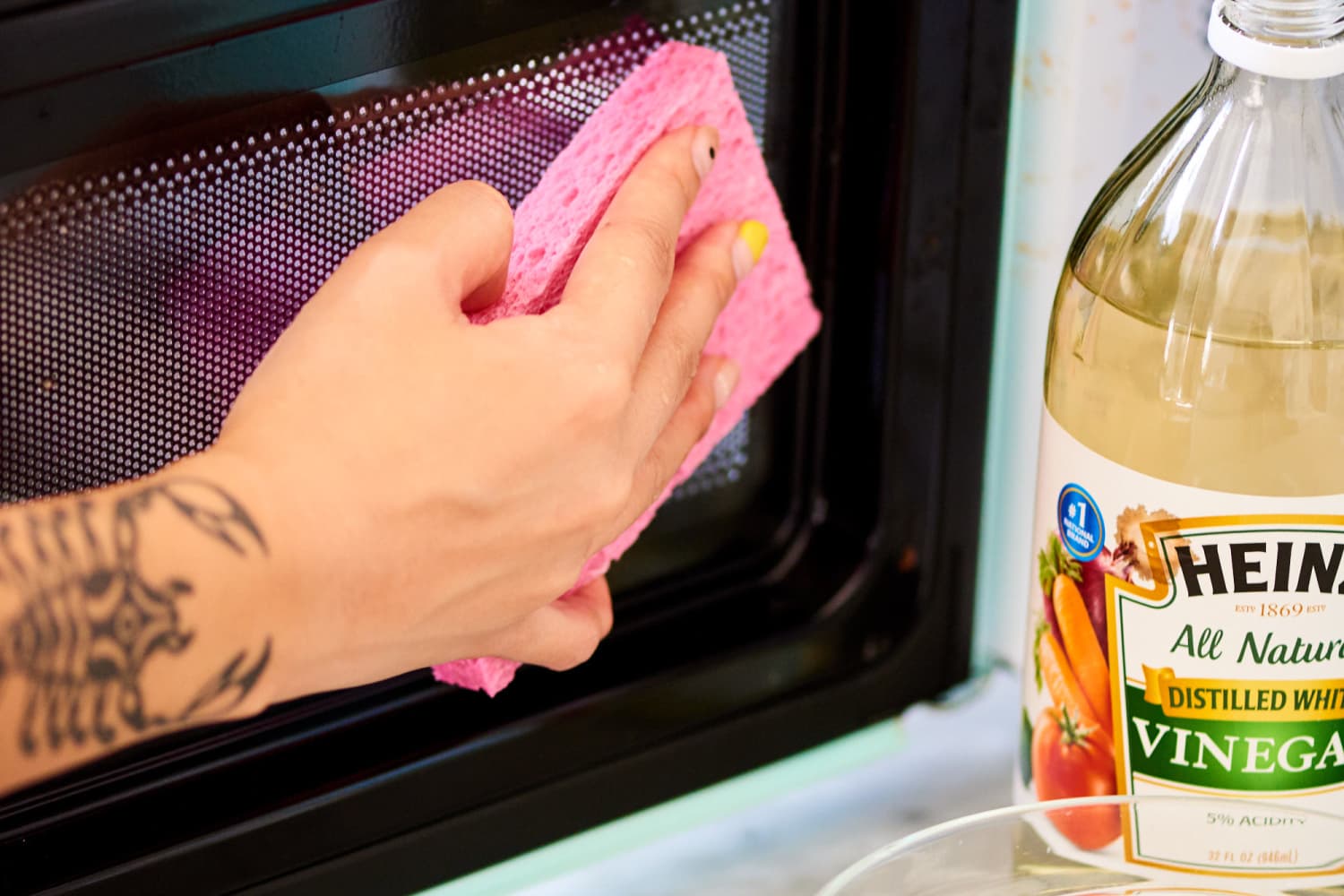 6 Common Mistakes You’re Probably Making When Cleaning Your Microwave