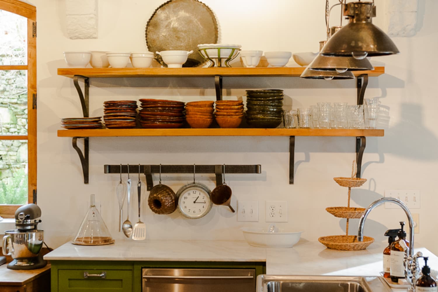 The Ingenious Storage Solution That Prevents Trash Bags and Plastic Bags from Cluttering Up Cabinets