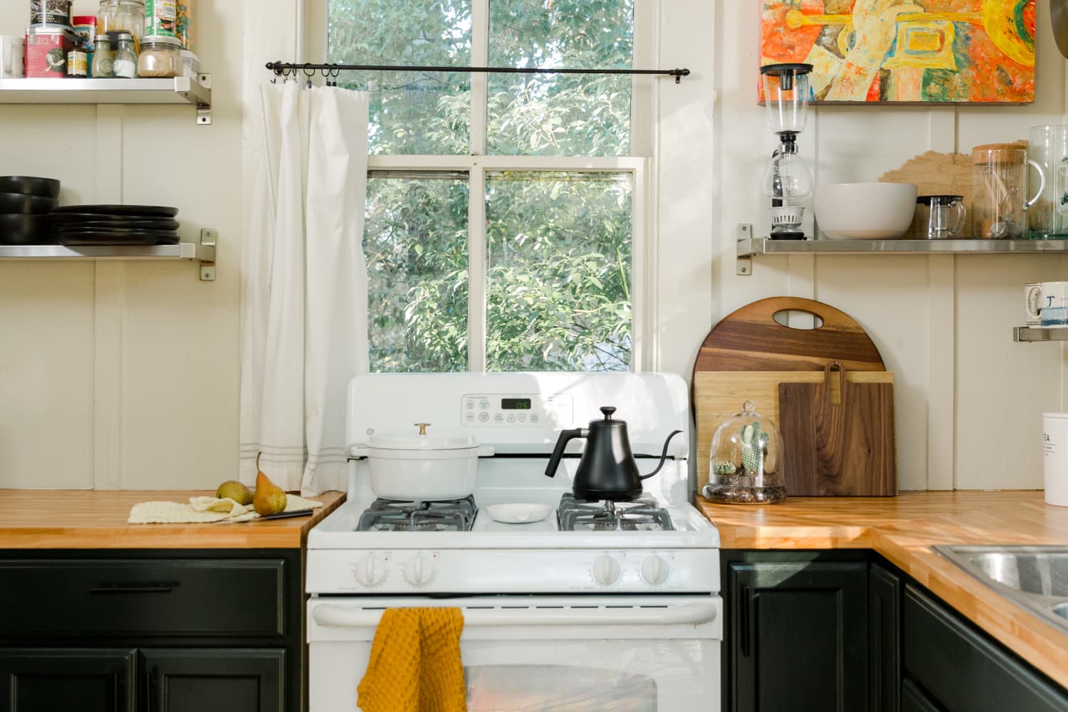 We Asked Interior Designers to Name the Best Kitchen Paint Color — And They All Said the Same Shade