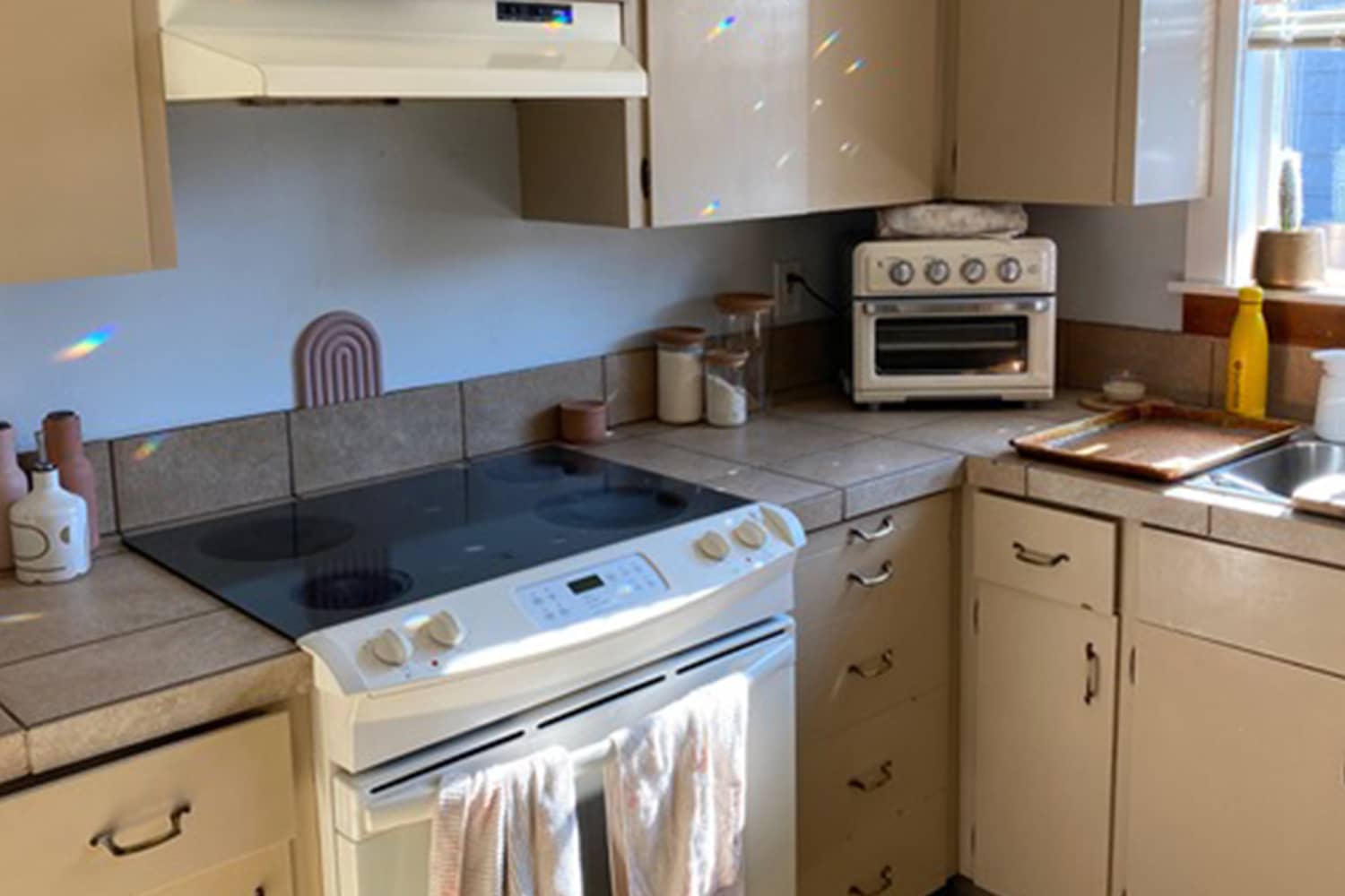 Before & After: This 5 “Outdated Beige” Cabinet Makeover Becomes Bright and Airy