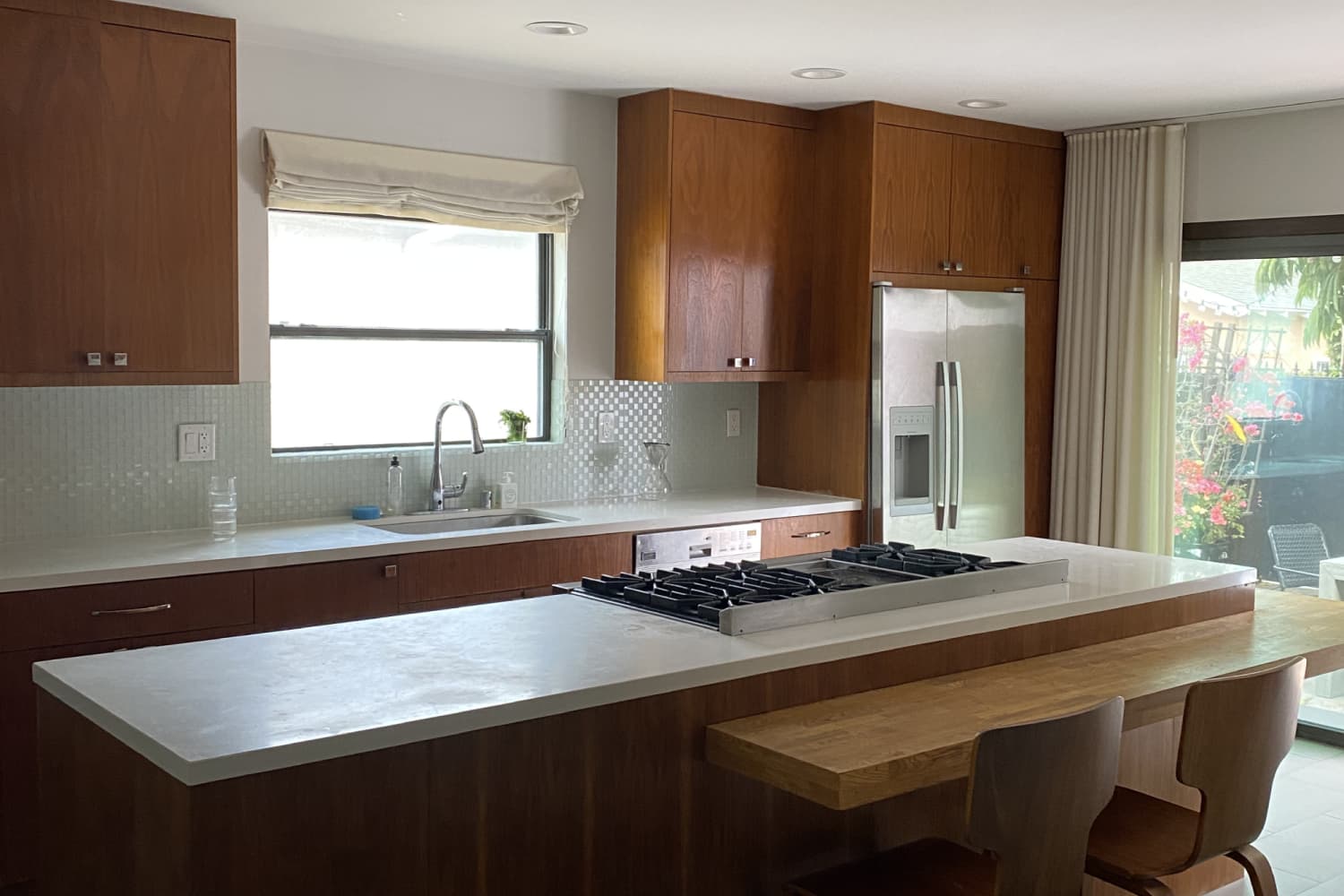 How High-Contrast Cabinets and Countertops Brightened Up This Bungalow’s Kitchen