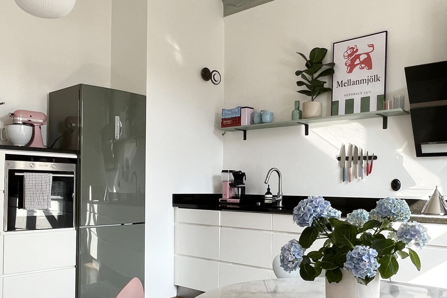 This Brilliant and Unusual Trick for Eliminating Fridge Smudges Also Makes Your Kitchen Look Gorgeous