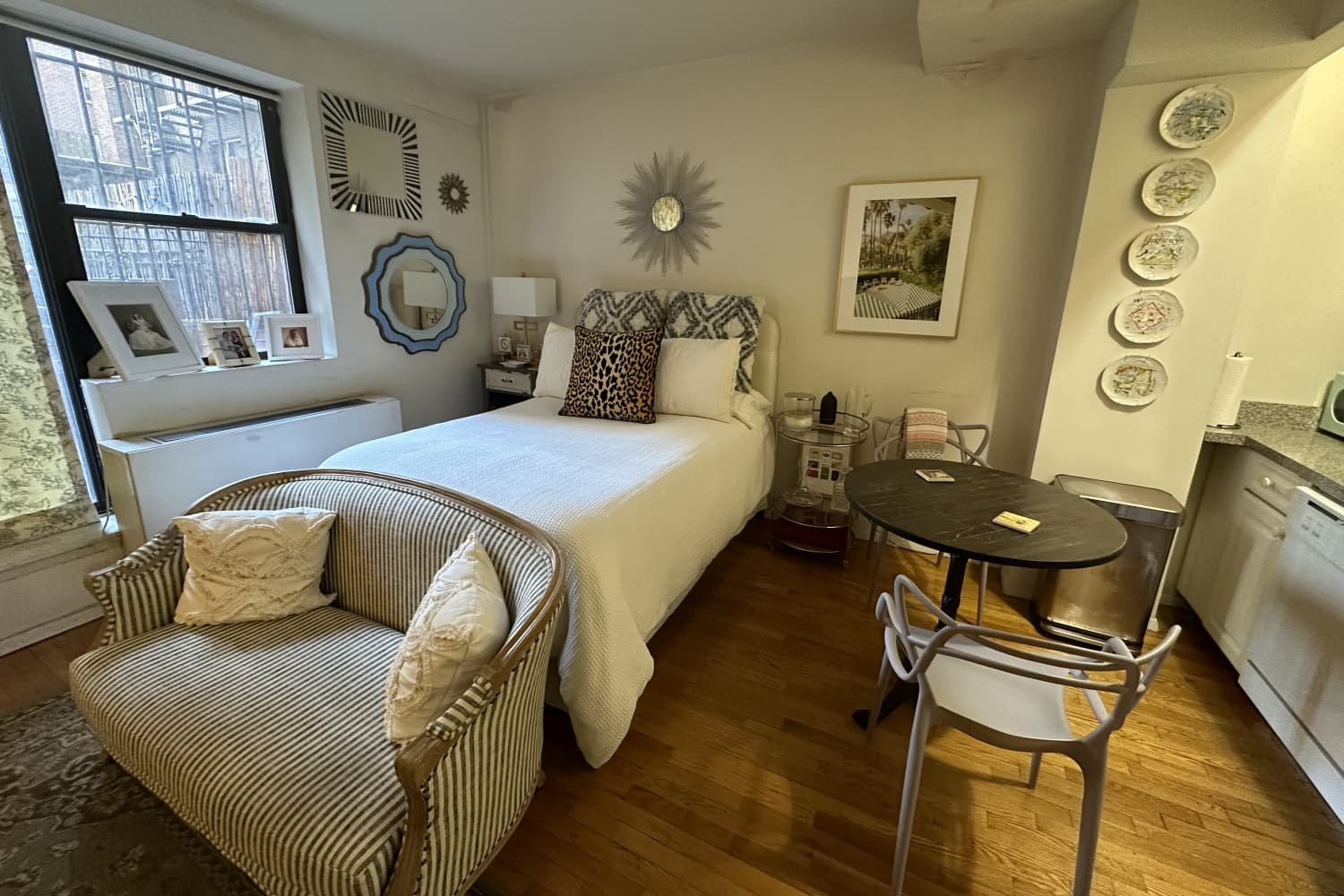 Tour a Small “Maximal Traditionalist” NYC Studio Apartment | Apartment ...