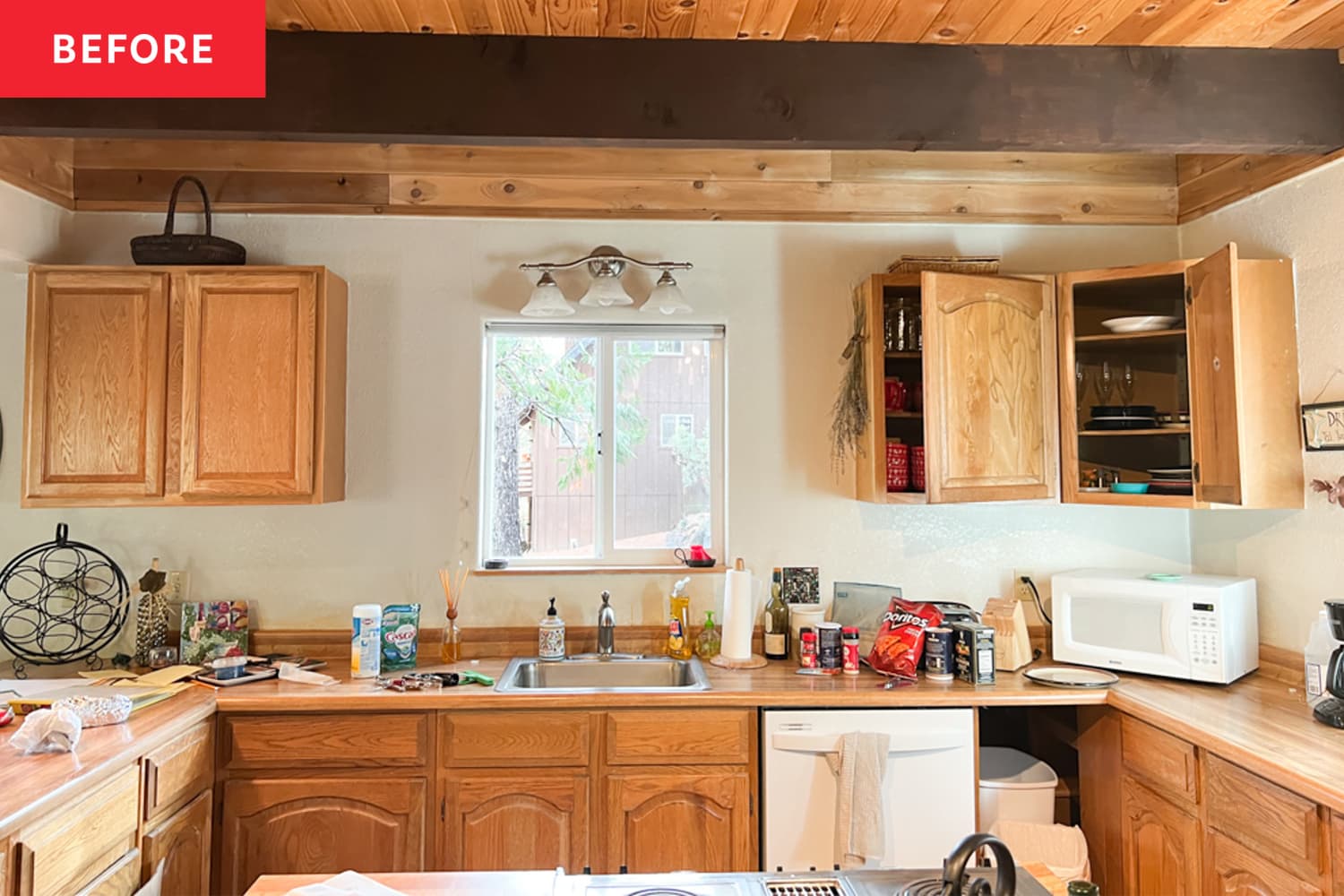 Before & After: Pink Walls and Floral Wallpaper Completely Transform This “Drab, Outdated” 1970s Kitchen