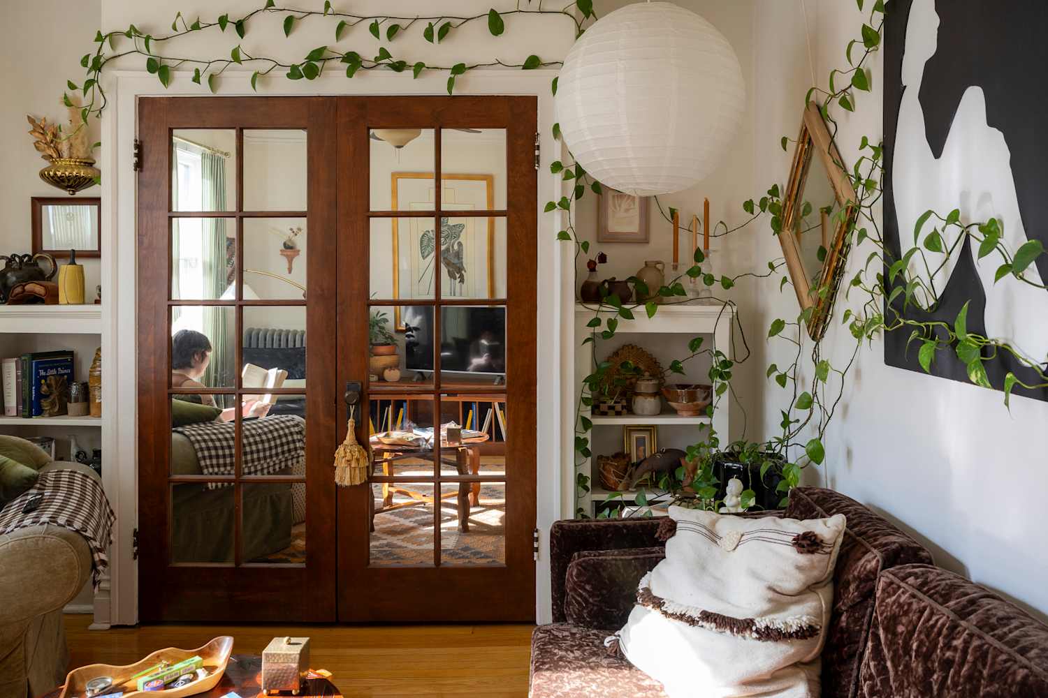 Tour a Chicago Rental Apartment With Loads of Vintage Charm | Apartment ...