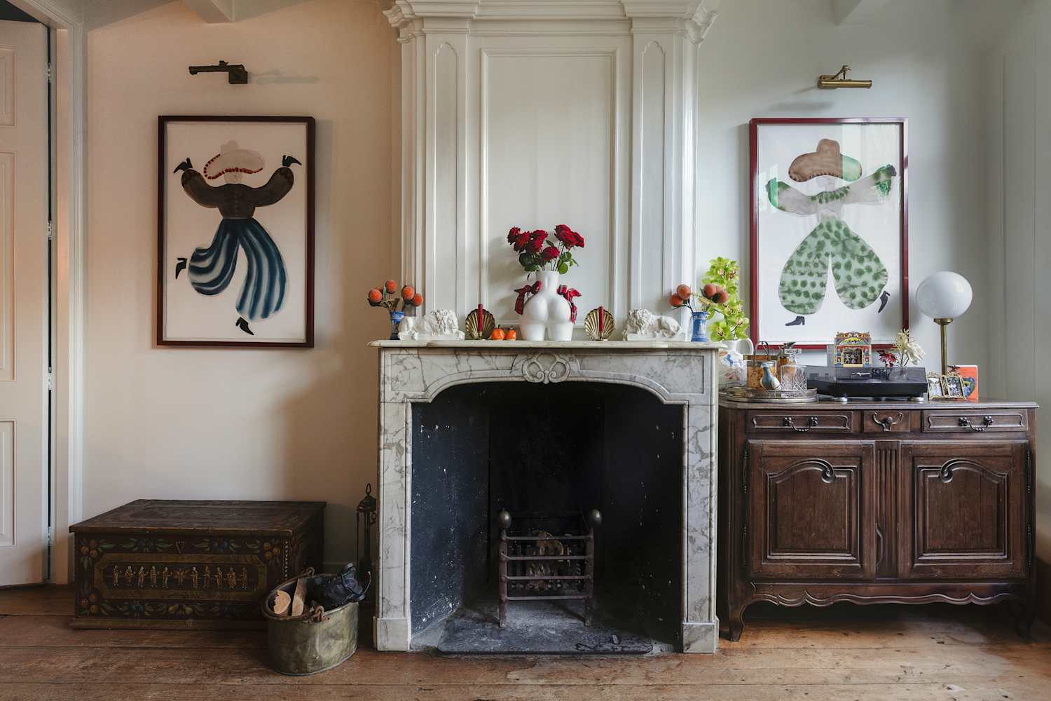 “Micro-Mantels” Might Just Replace the Gallery Wall in 2026 | Apartment ...