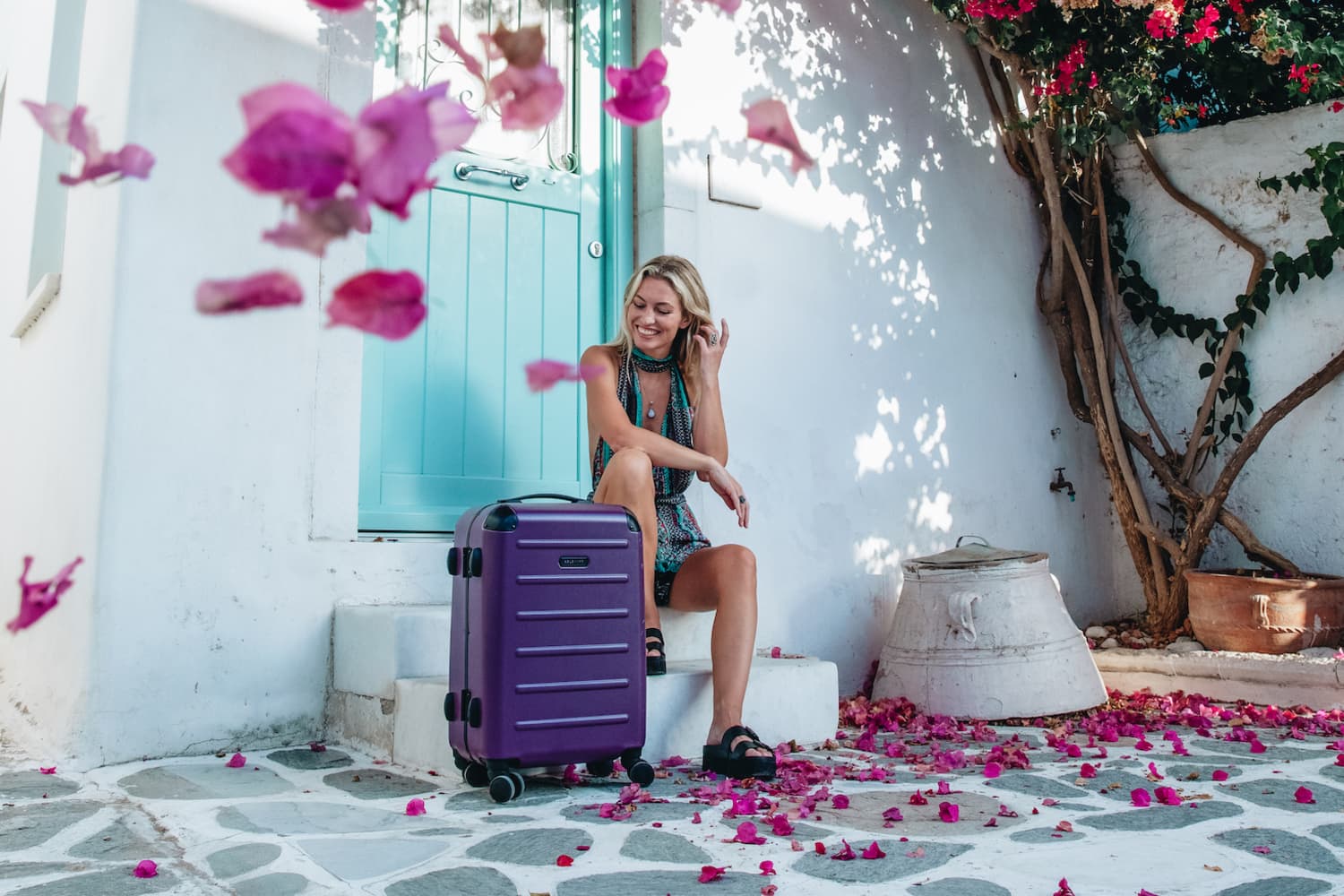 Suitcase that turns into a closet 2025