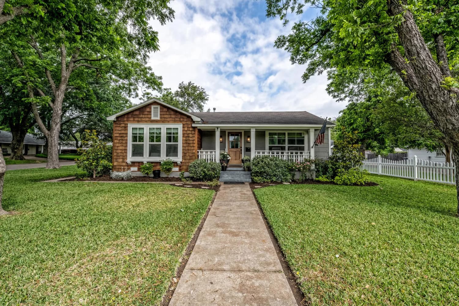 This Waco Bungalow from 'Fixer Upper' Is for Sale Apartment Therapy