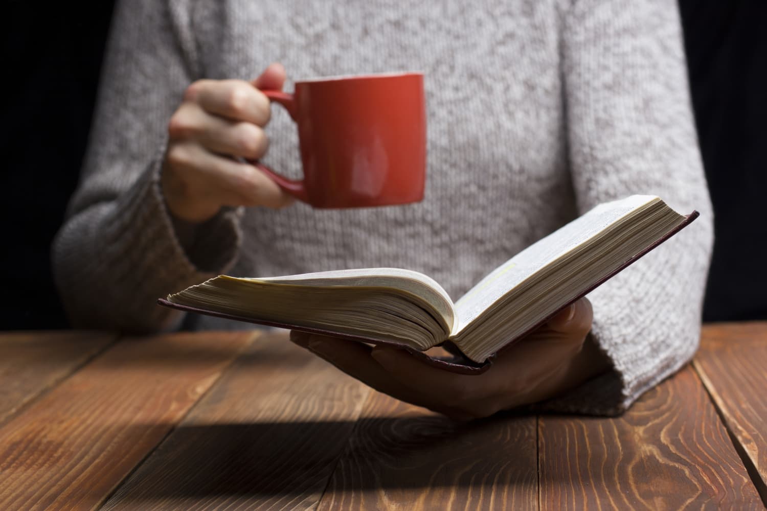 на столе лежала книжка
