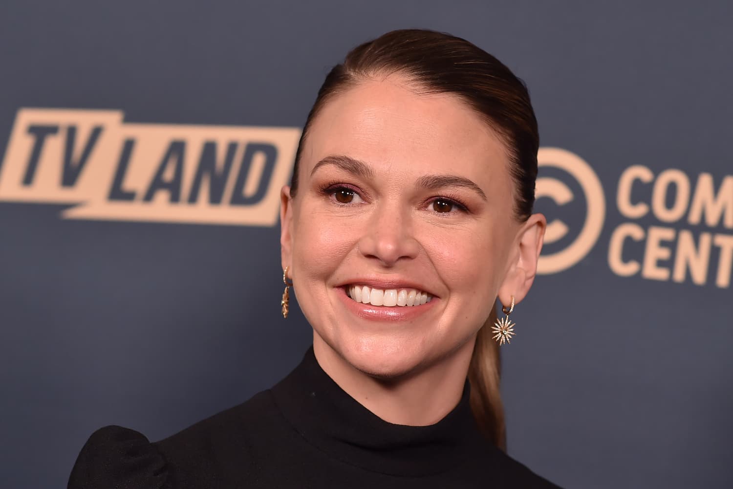 Sutton Foster’s Stunning Statement Ceiling Wallpaper Is Like Living in
