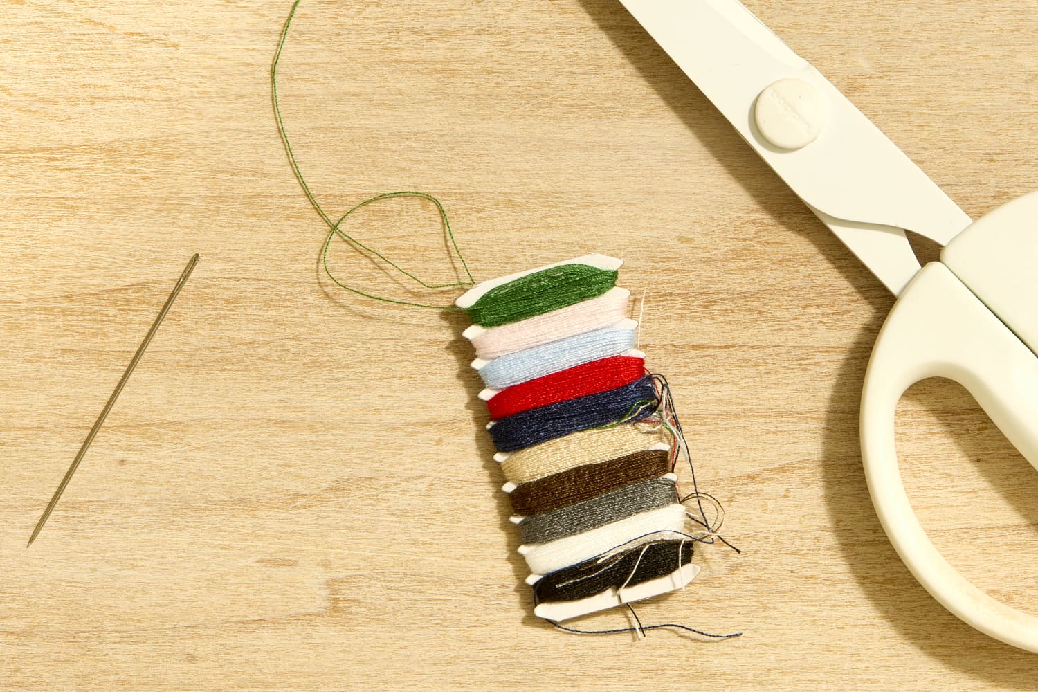 This Method for Threading a Needle Works Like “Magic” | Apartment Therapy