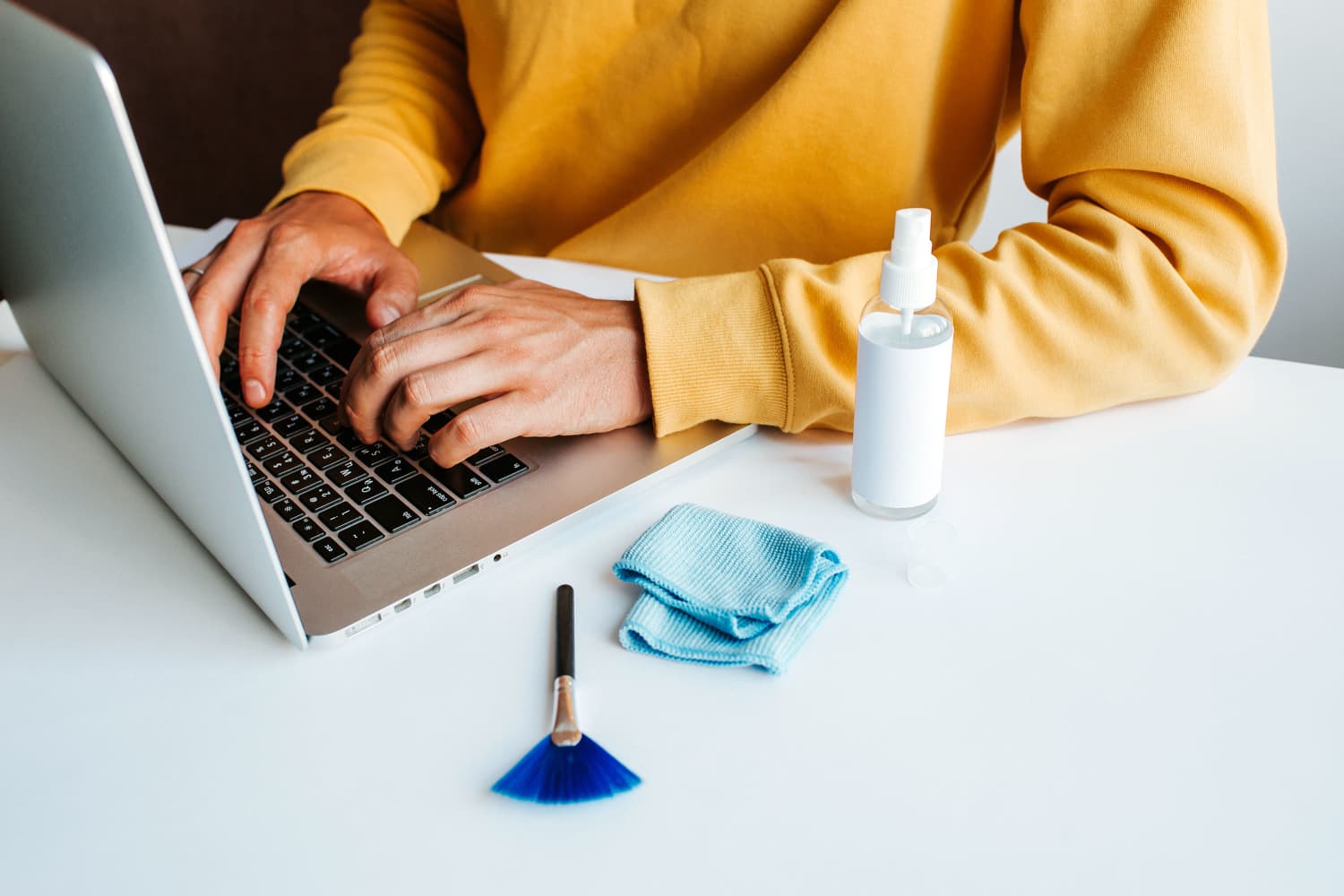 How to clean a laptop keyboard quick and easy tips apartment therapy