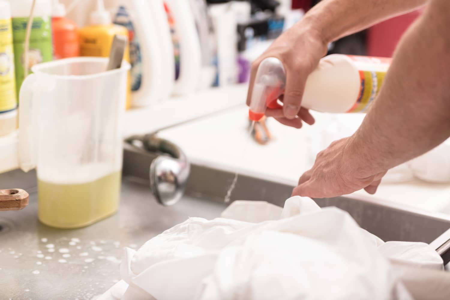 photo How To Get Yellow Stains Out Of White Shirts Reddit https newz ai if your white shirts have yellow collar stains in the summer heres the culprit and how to fix it 2